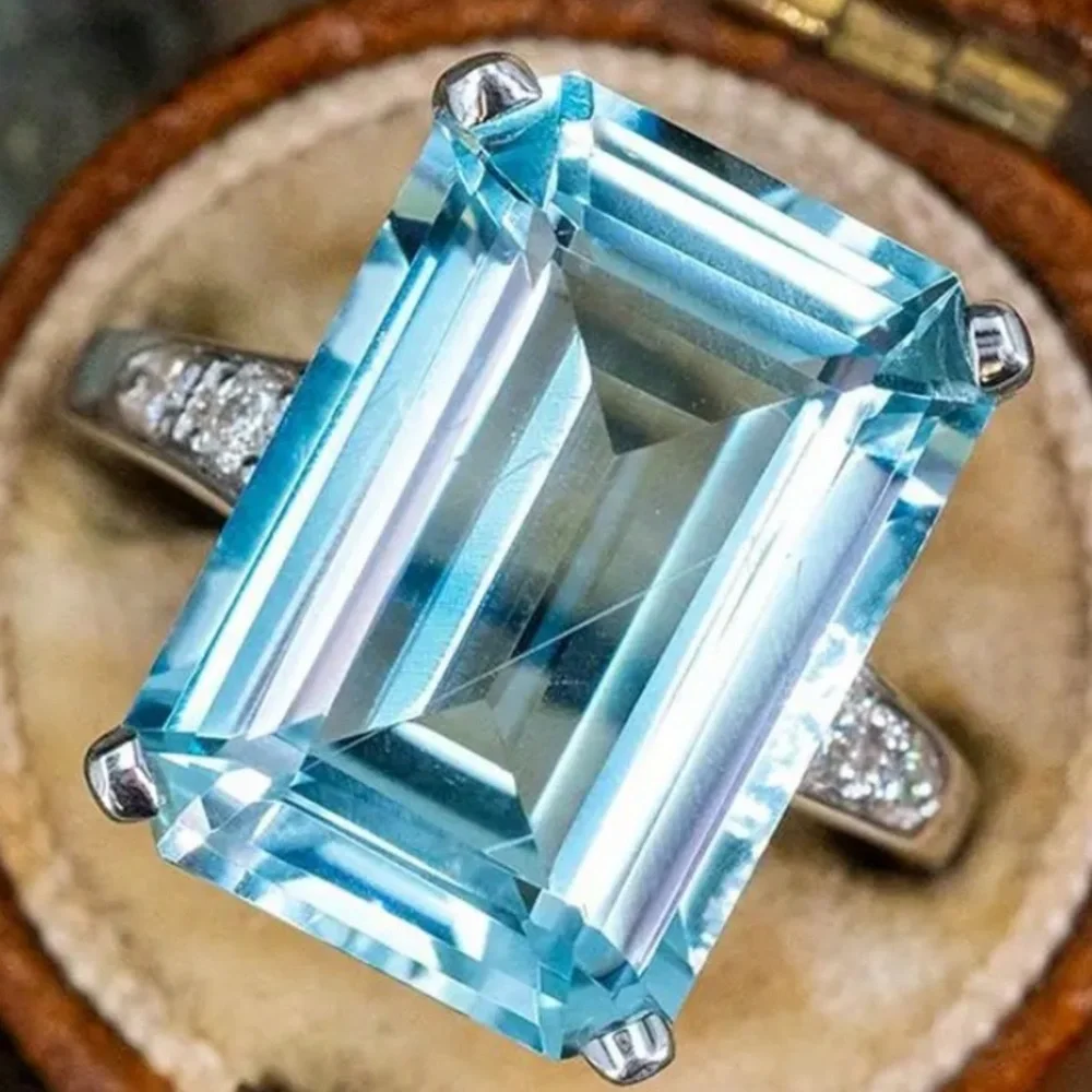 Elegant 9.25 Sterling Silver and Aquamarine Gemstone Ring